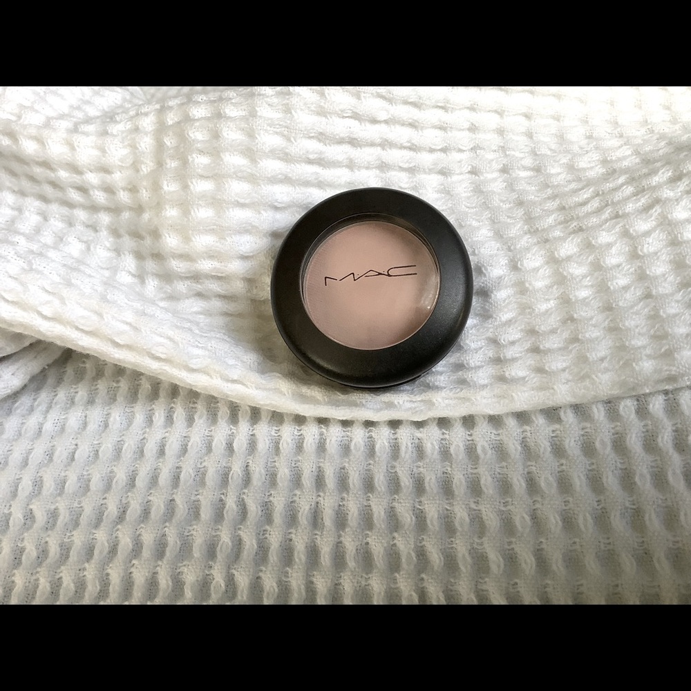 MAC eyeshadow ‘Look See’ matte peachy tone beige Rare